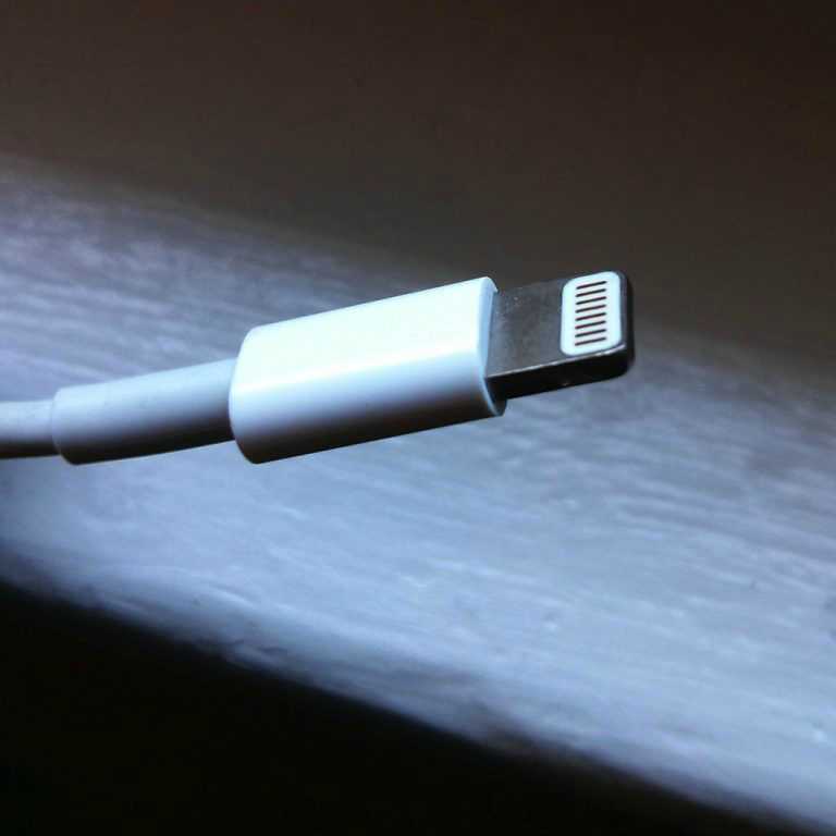 iPhone 14 Pro 系列配备 USB 3.0 Lightning 接口，传输速度更快-图示1